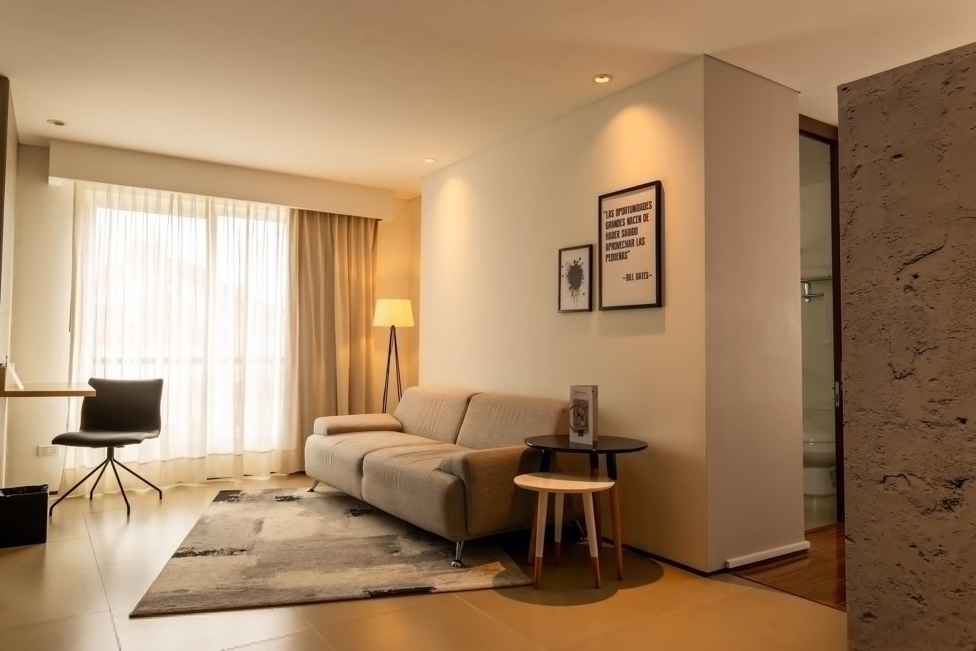 Quo Quality Hotel Manizales Eksteriør billede A living room with a sofa