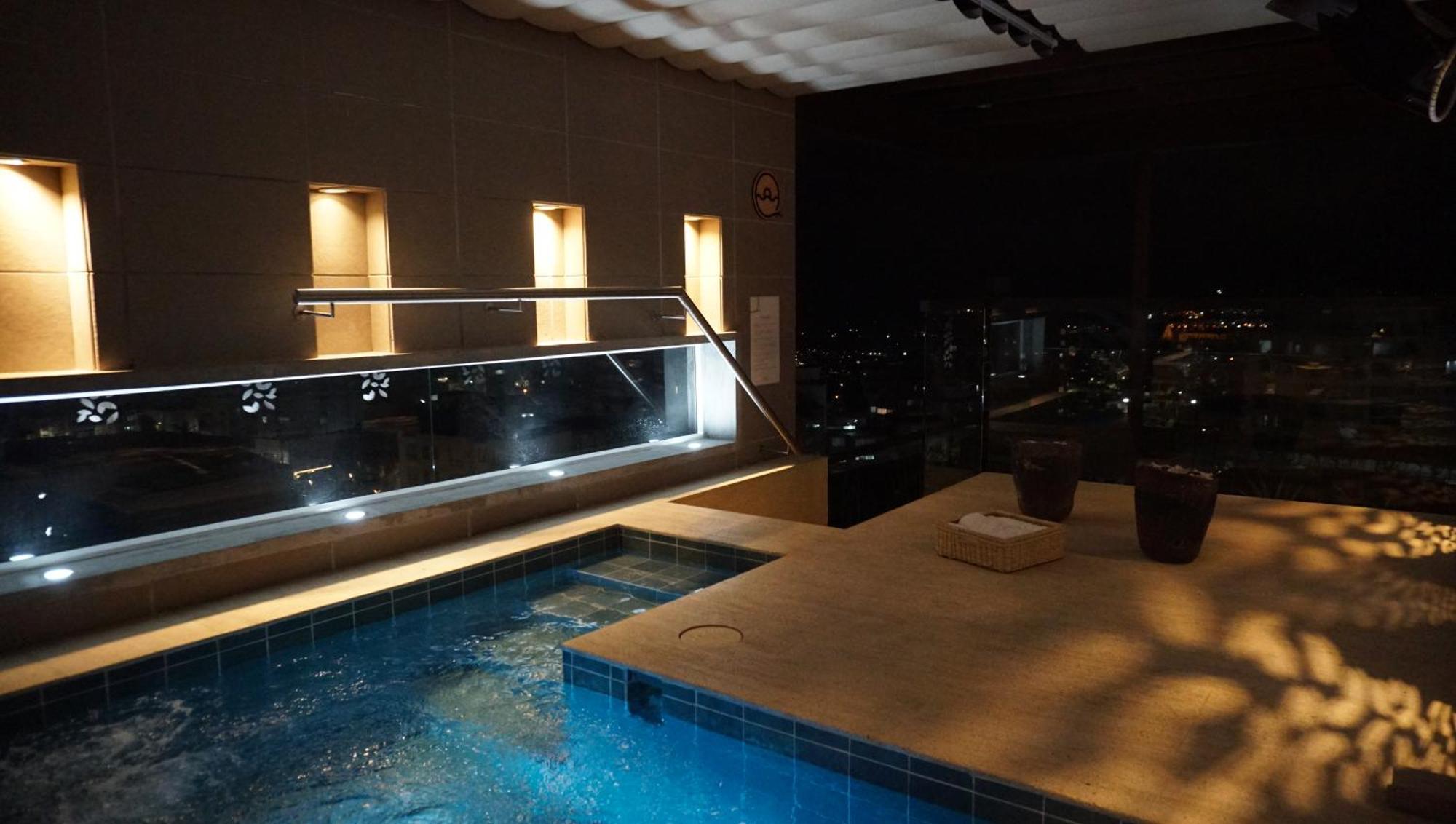 Quo Quality Hotel Manizales Eksteriør billede The rooftop pool at the hotel