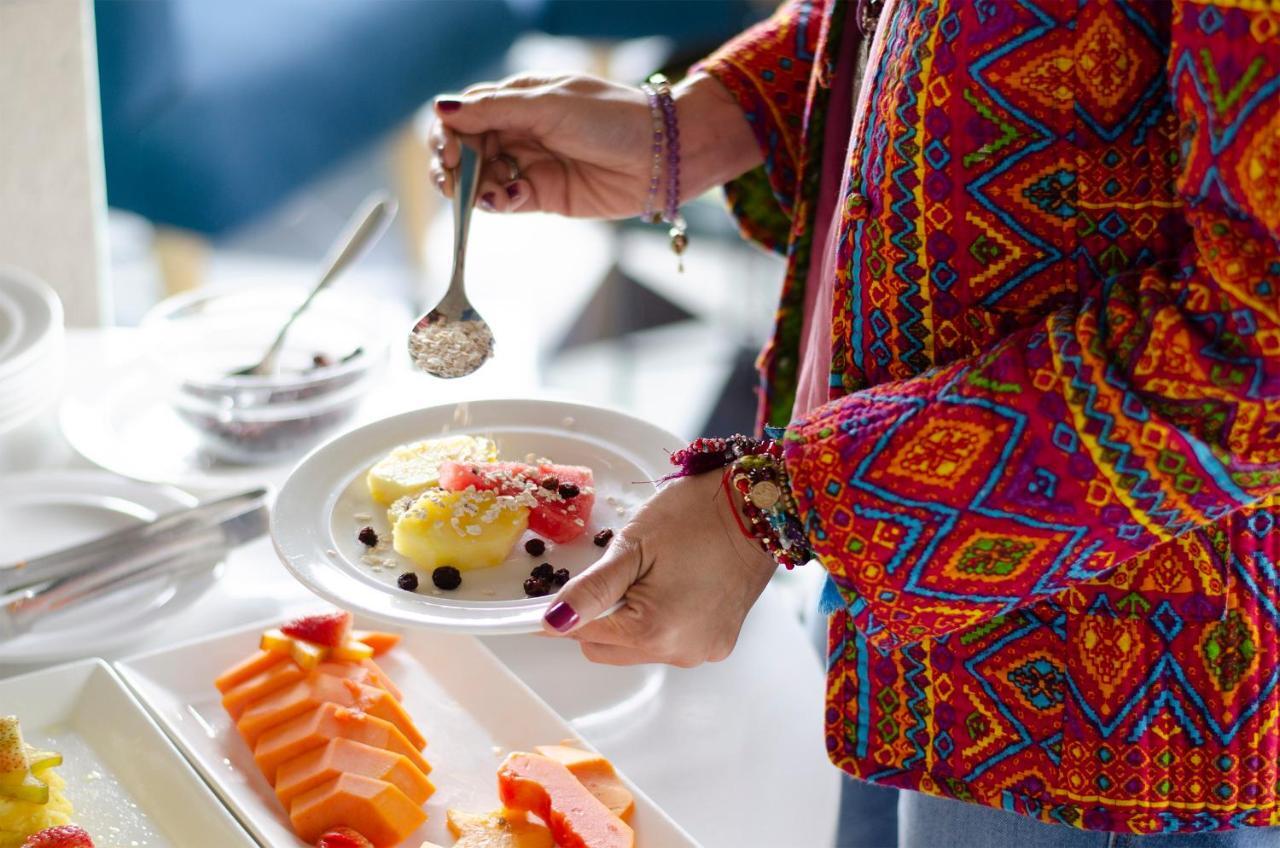 Quo Quality Hotel Manizales Eksteriør billede A woman using a spoon